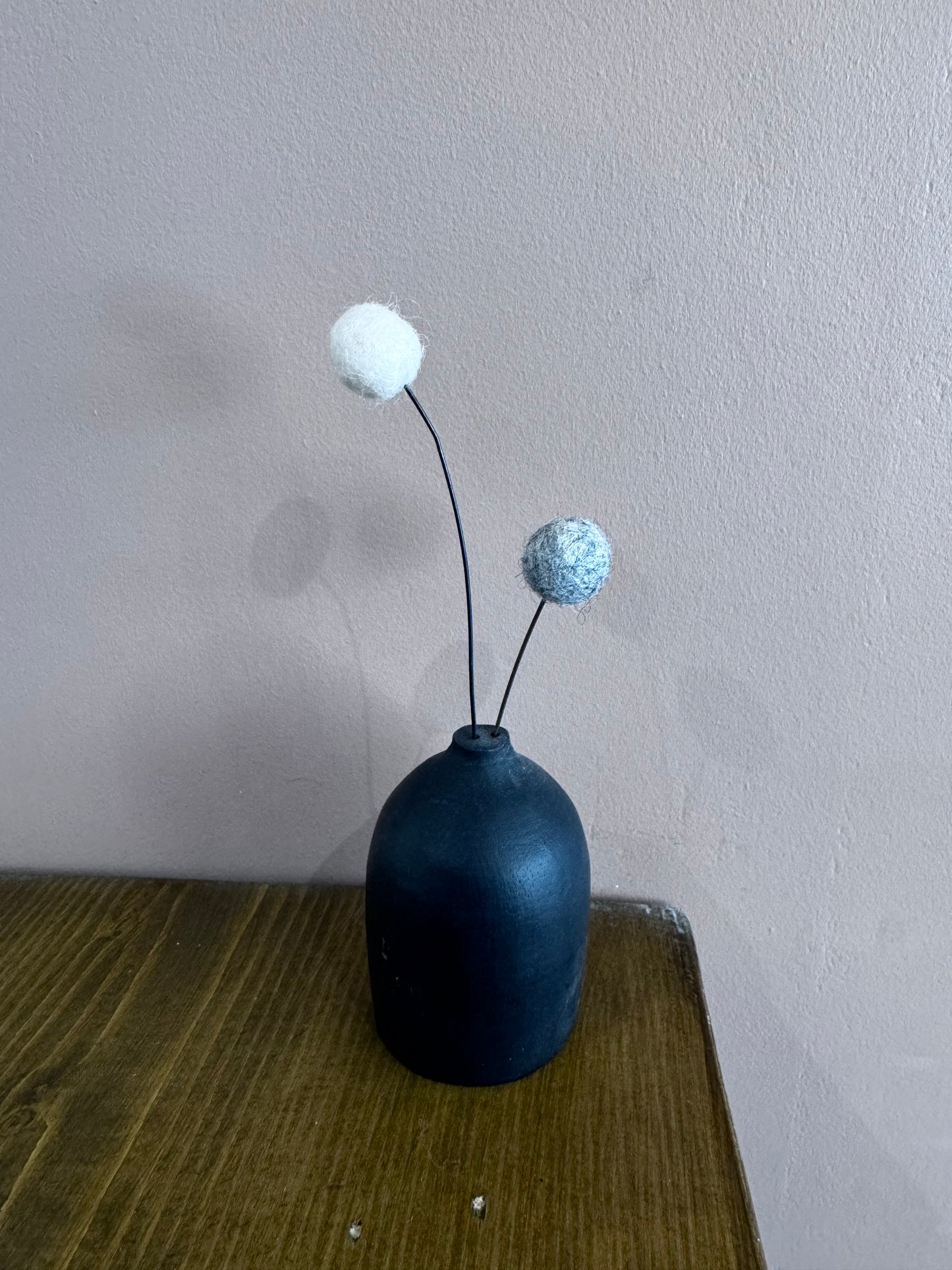 Black round pompom vase-Grey & crea