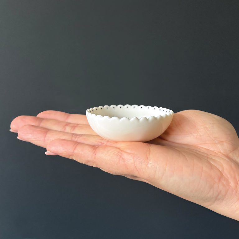Small scallop bowl-Lovely things